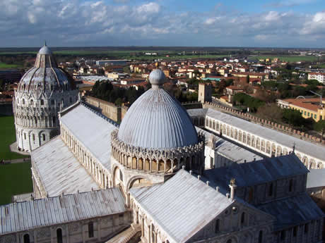 Der Platz der Wunder in Pisa aus der Schiefe Turm gesehen foto