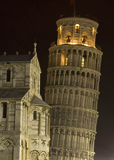 Der Schiefe Turm von Pisa in der nacht foto