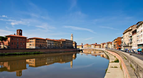 Historischen gebaeuden und der fluss Arno in Pisa foto