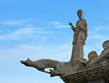Statue auf einem dach in der Kathedrale von Pisa foto