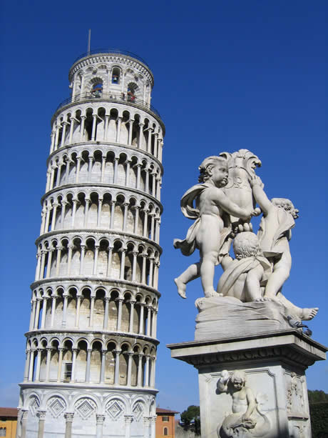 Statue und der Schiefe Turm von Pisa foto