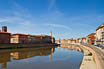 Historischen Gebaeuden Und Der Fluss Arno In Pisa