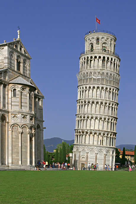 Touristen und der Schiefe Turm von Pisa foto