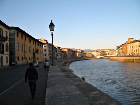 Wohnungen und der fluss Arno in Pisa foto