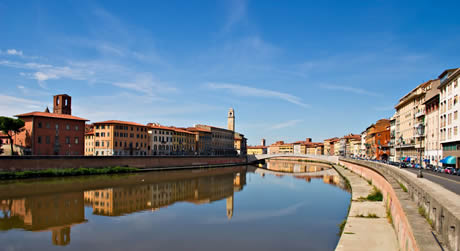 Edificios históricos y el río Arno en Pisa foto