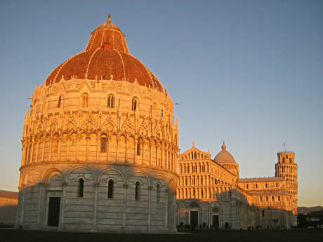 El Baptisterio y la catedral de Pisa al atardecer foto