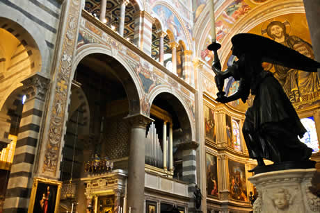 El interior de la catedral de Santa Maria Assunta en Pisa foto