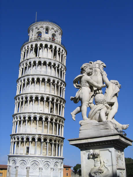 Estatua con ángeles y la Torre de Pisa foto