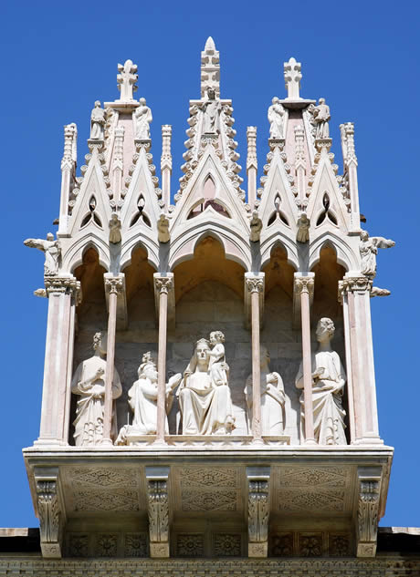 Estatuas y adornos de la Catedral de Pisa foto