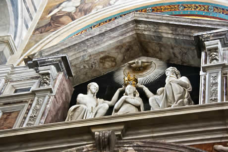 Estatuas y adornos en la Catedral de Pisa foto