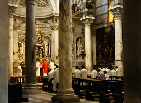 Los sacerdotes en el servicio religioso en la Catedral de Pisa foto
