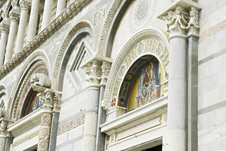 Decorazioni ingresso nel Camposanto monumentale Pisa foto