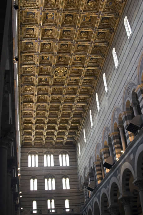 Il soffitto a cassettoni dorati del Duomo di Pisa foto