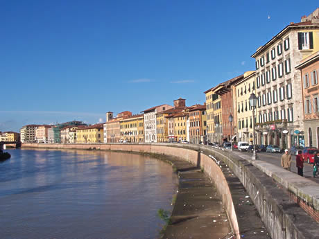 Passeggiata sulla riva del fiume Arno a Pisa foto