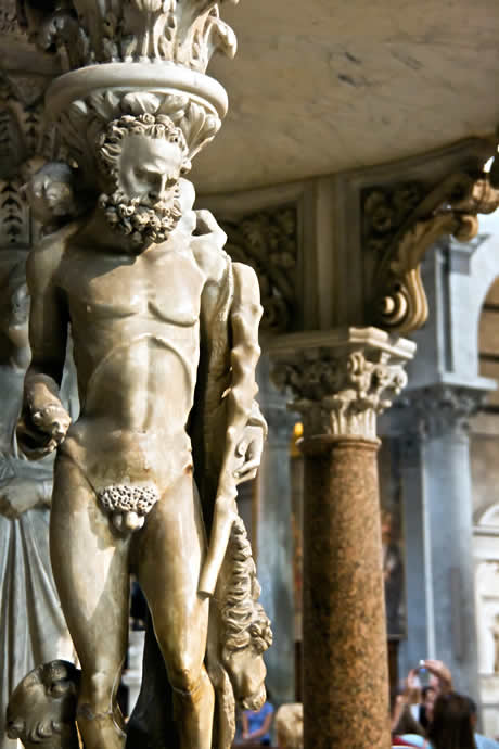Statua di Ercole dettaglio del pulpito nel Duomo di Pisa foto