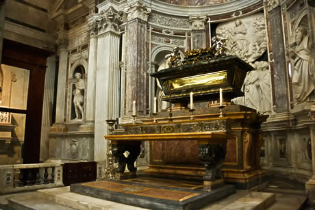 O túmulo de St Ranieri na catedral de Pisa santo padroeiro da cidade foto