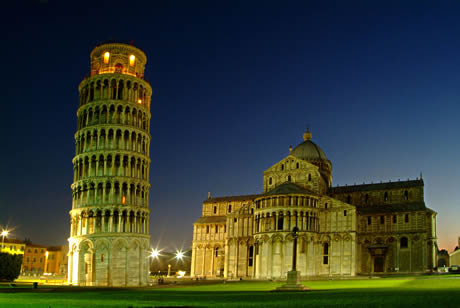 Piata Miracolelor din Pisa vedere nocturna foto