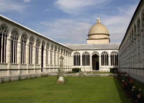 Двор монументального кладбища Кэмпосанто в Пизе фото